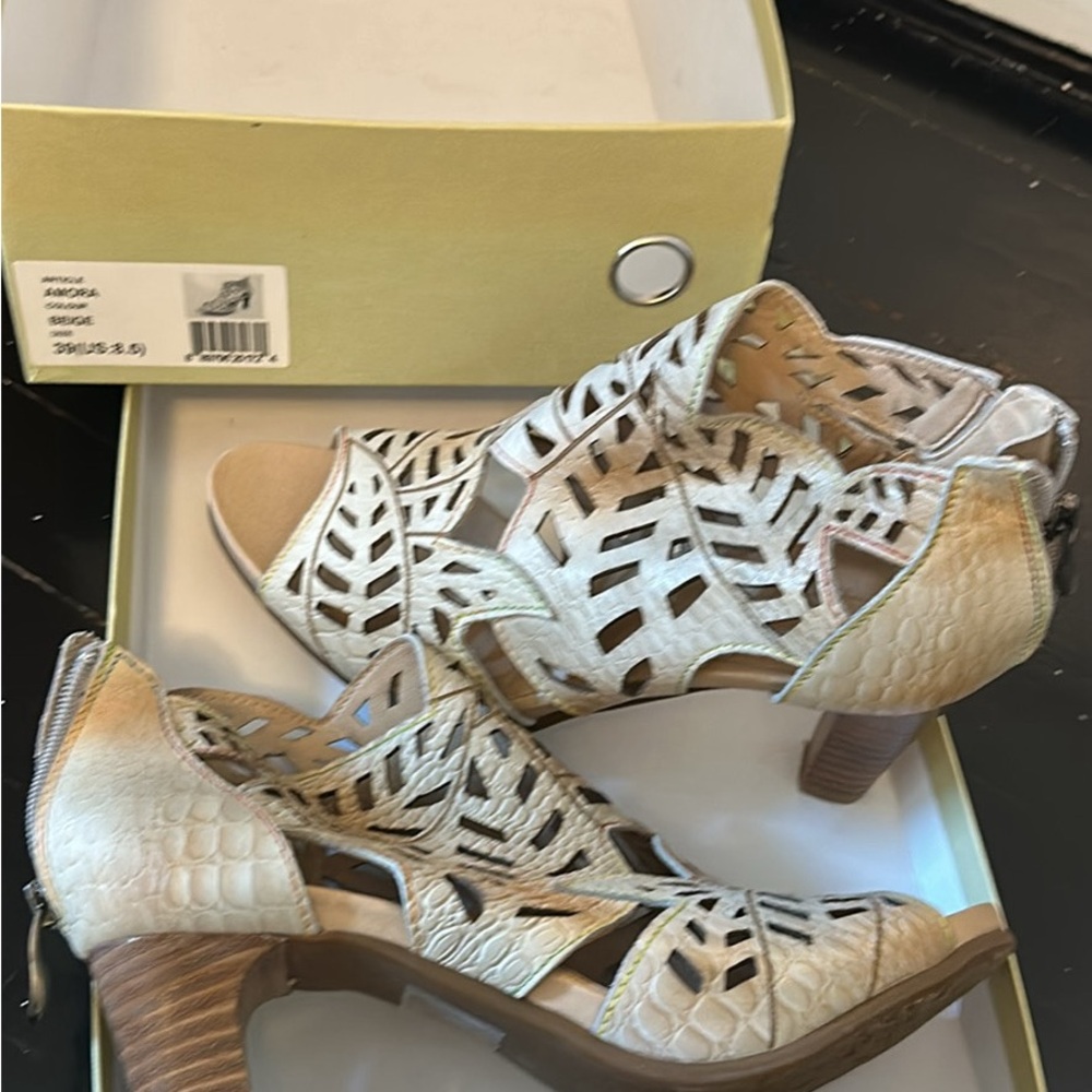 Spring Step Aura leather booties.New with box.Paid $150.Never worn.Size 39/8.5US - Picture 3 of 4